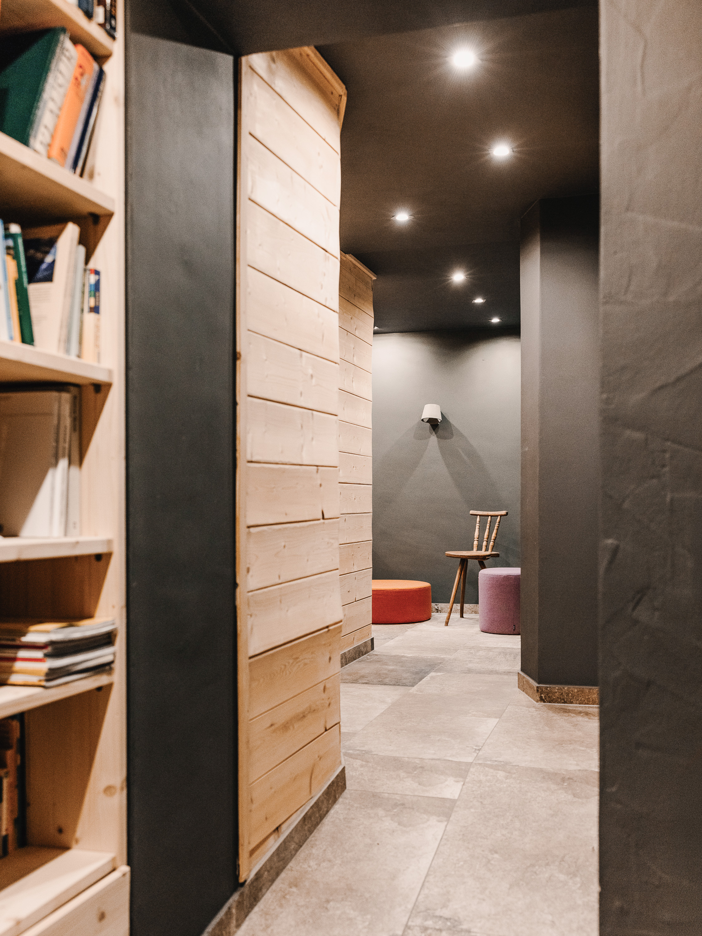 Eingangsbereich mit Bibliothek im Alpenchalet Reit im Winkl