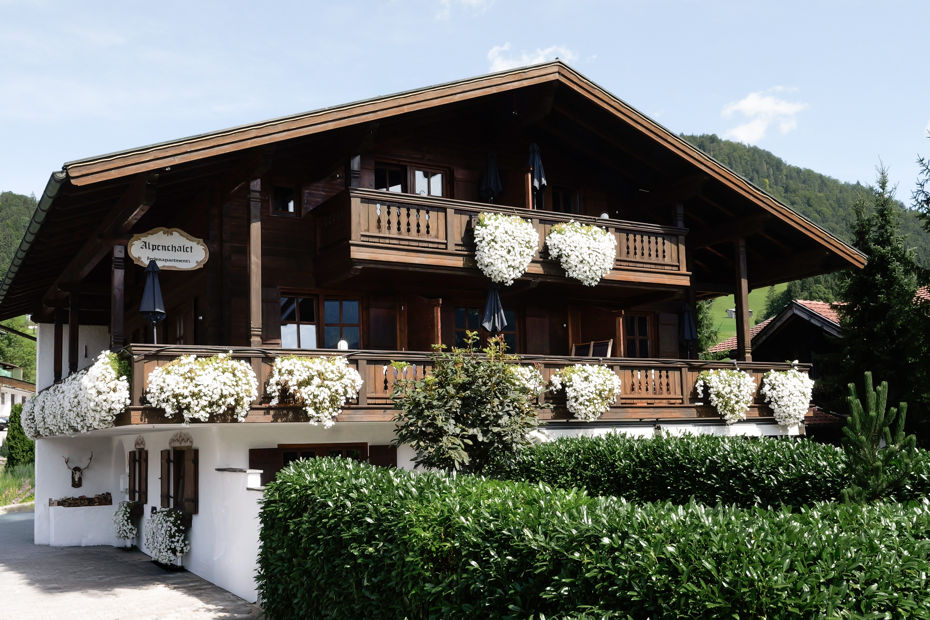 Außenansicht des traditionellen Alpenchalets mit Garten in Reit im Winkl