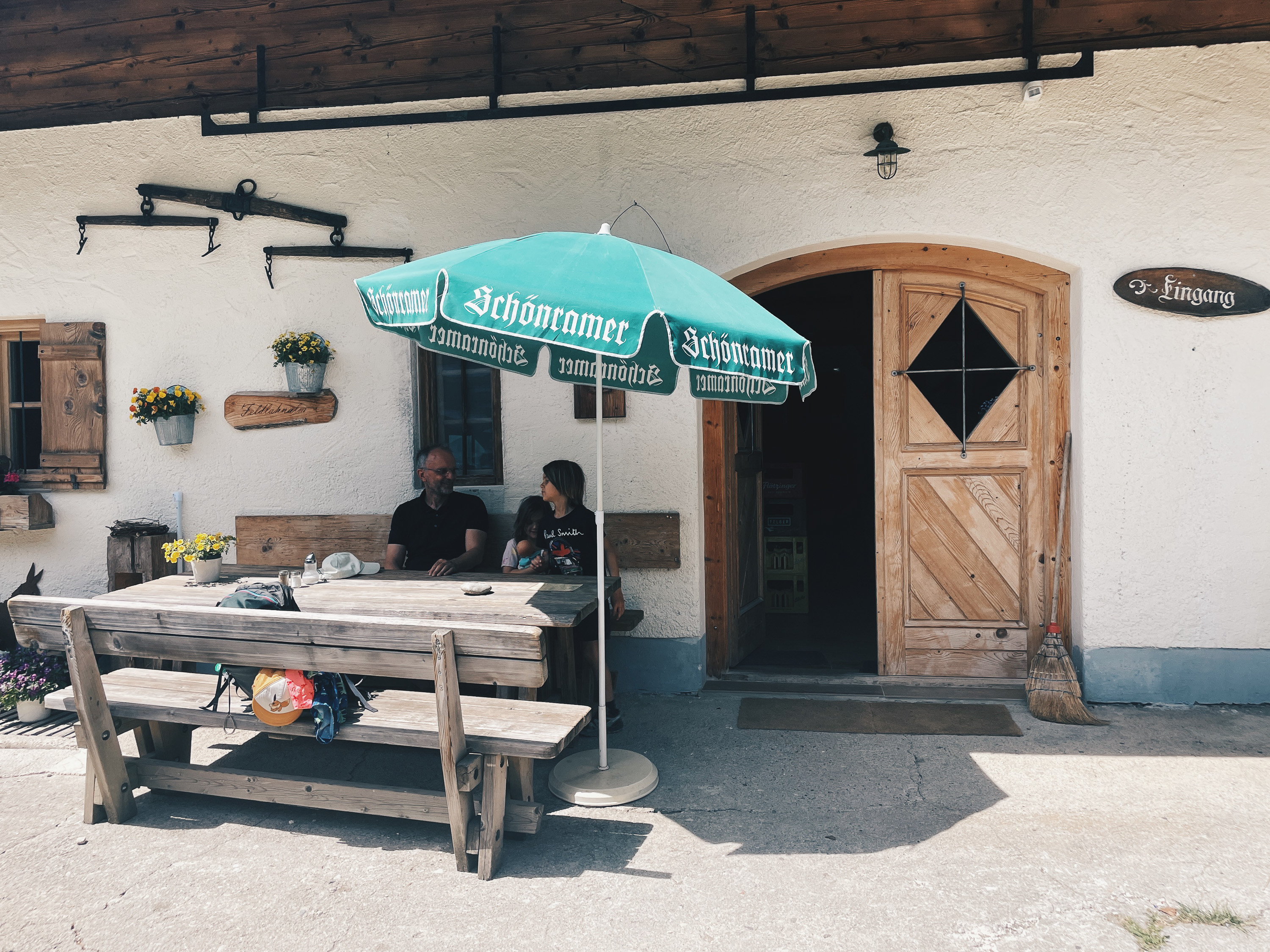 Eingangsbereich der Feldlahnalm mit Sitzplätzen auf der Terrasse