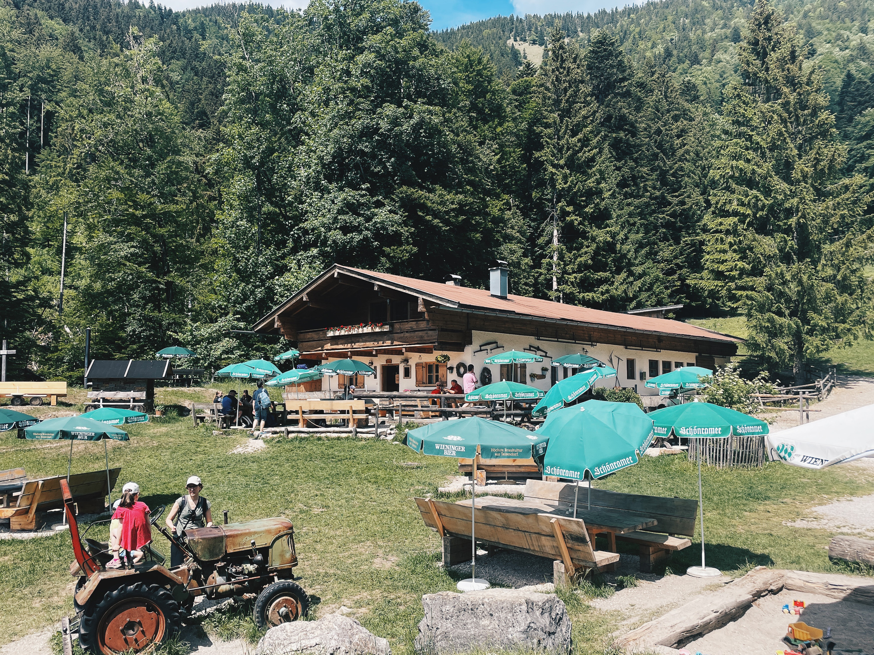 Feldlahnalm mit Terrasse und Sitzplätzen in Oberwössen