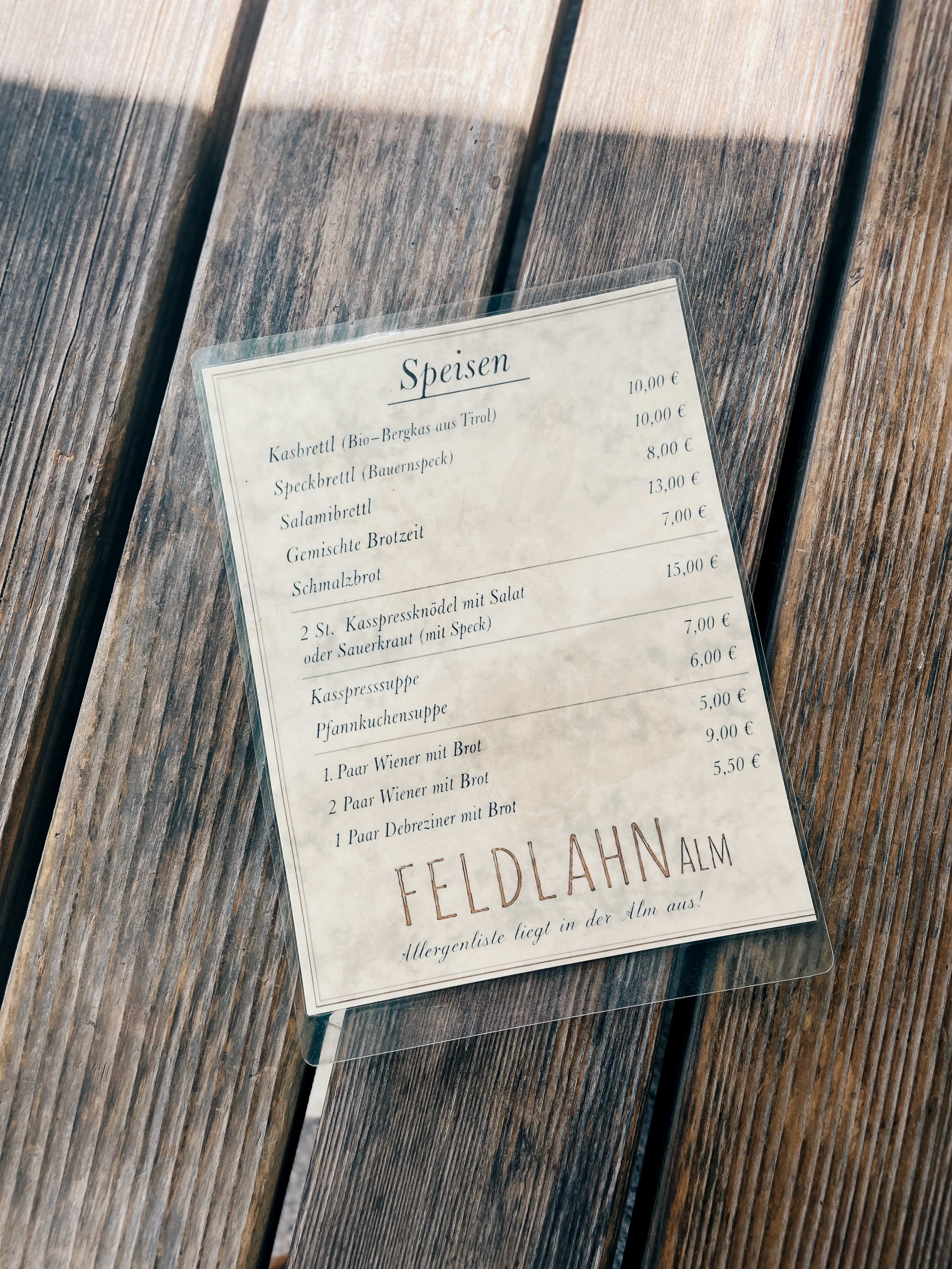 Speisekarte der Feldlahnalm mit Kaspressknödeln und weiteren Gerichten