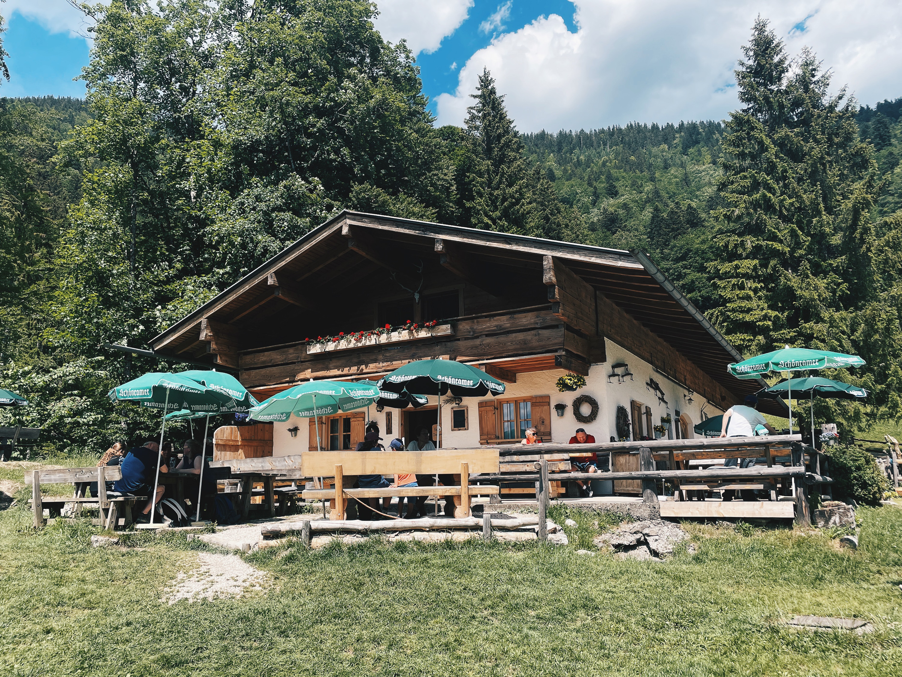 Feldlahnalm mit Terrasse und Sitzplätzen in Oberwössen