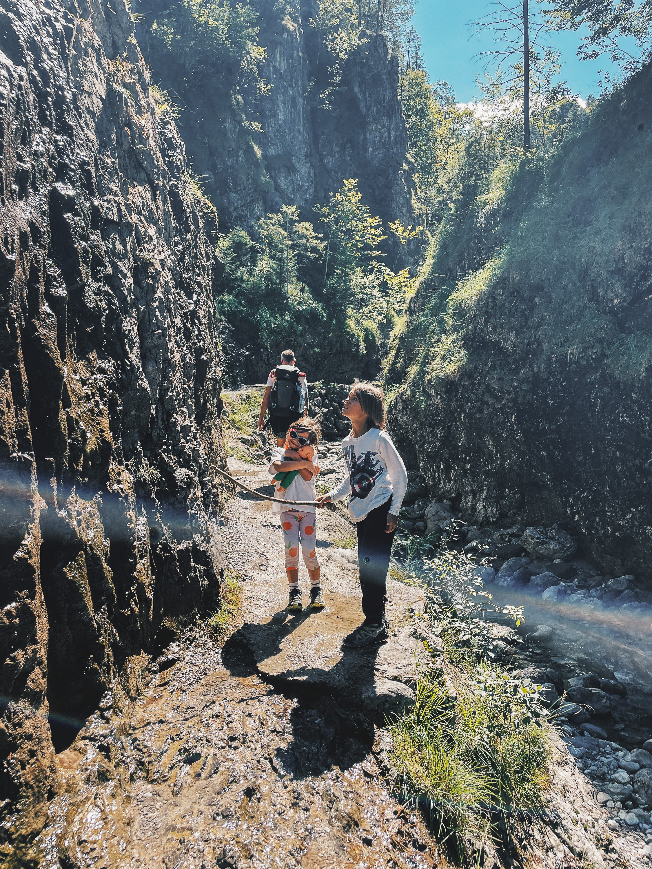 Familie beim Wandern durch die Schlucht der Grießbachklamm
