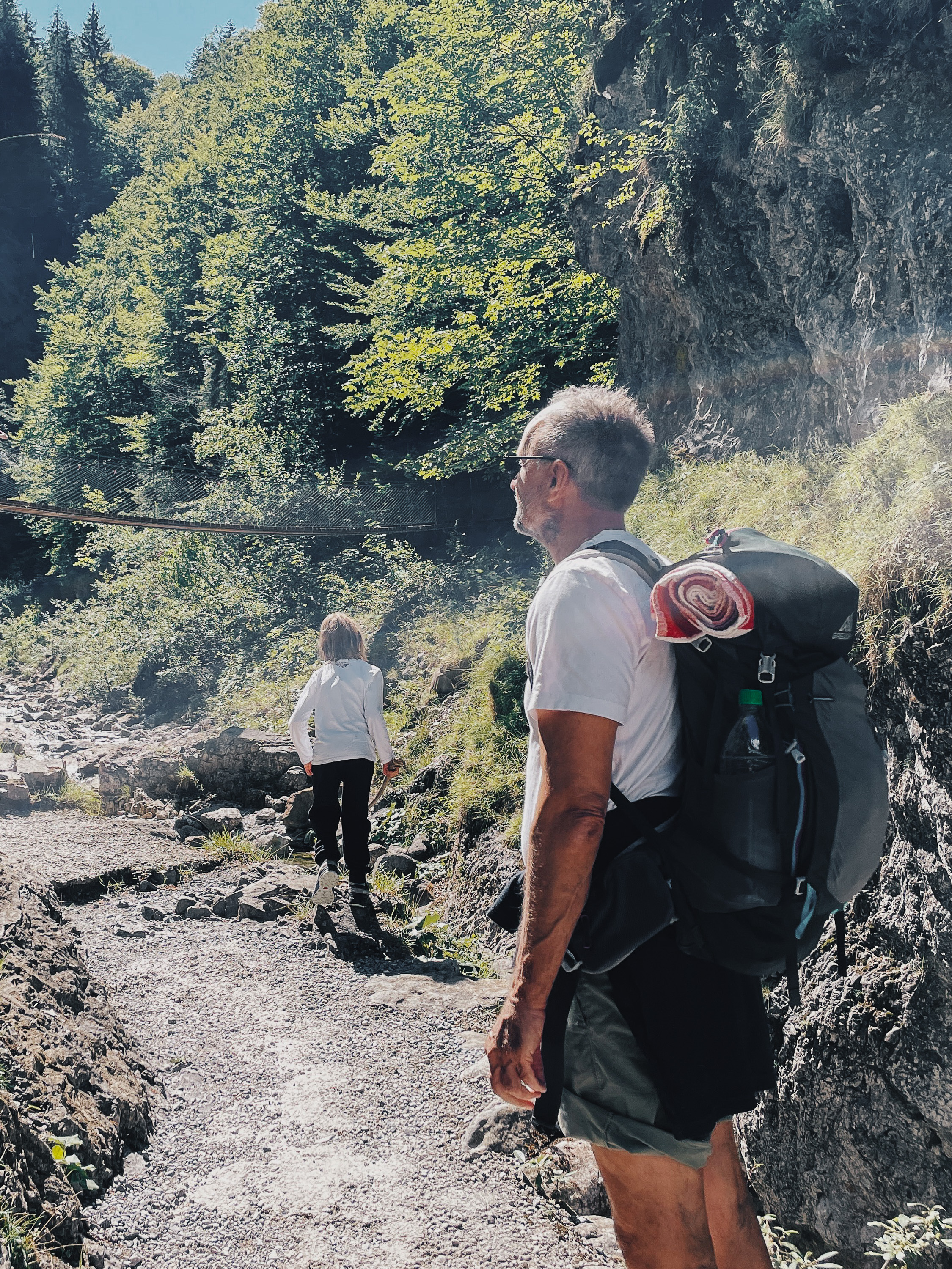 Familie unterwegs am Wanderweg in der Grießbachklamm