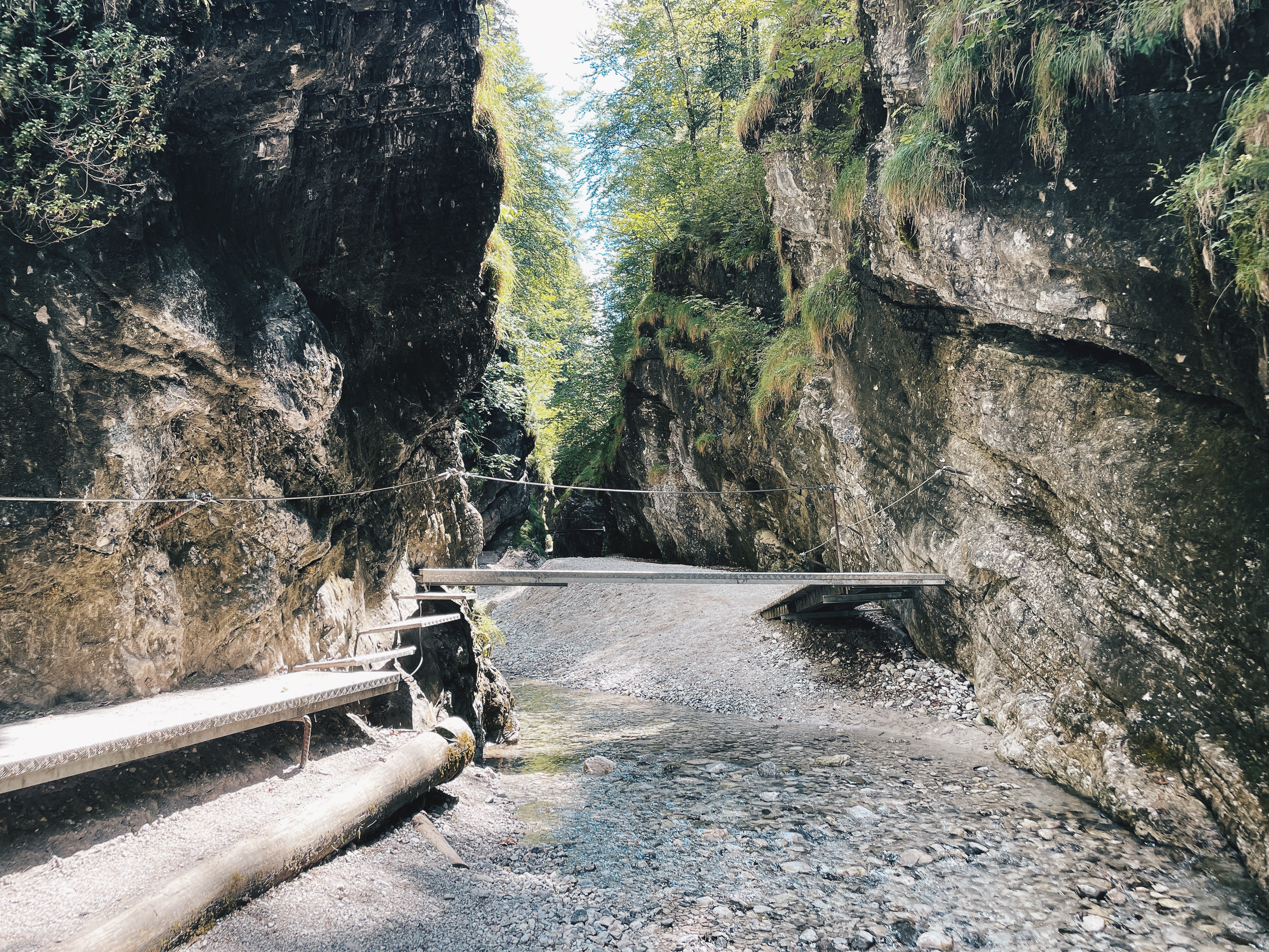 Wanderweg zwischen Felsen und Bach in der Grießbachklamm