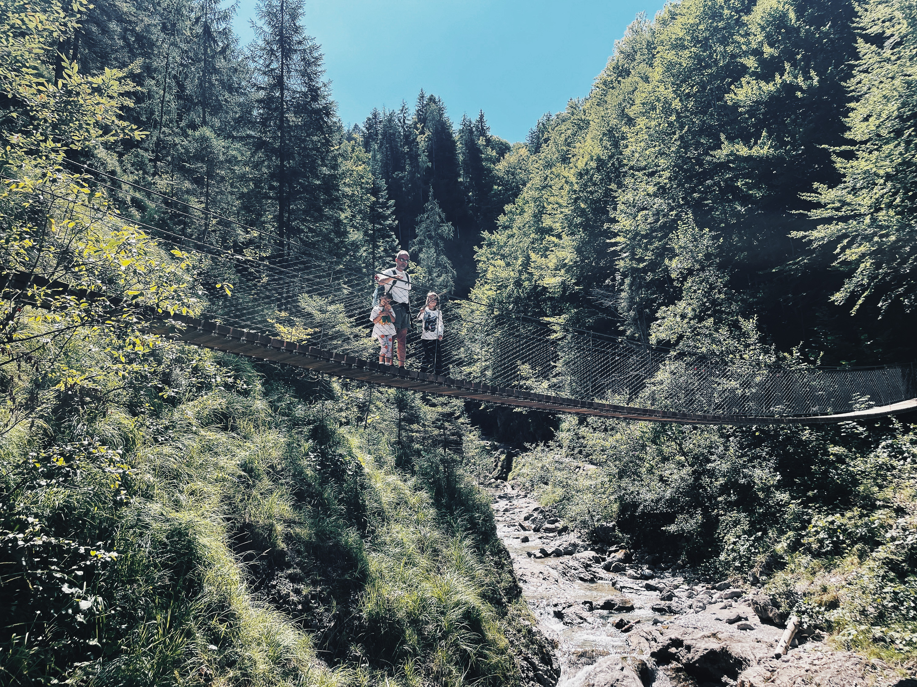 Familie auf einer Hängebrücke in der Grießbachklamm