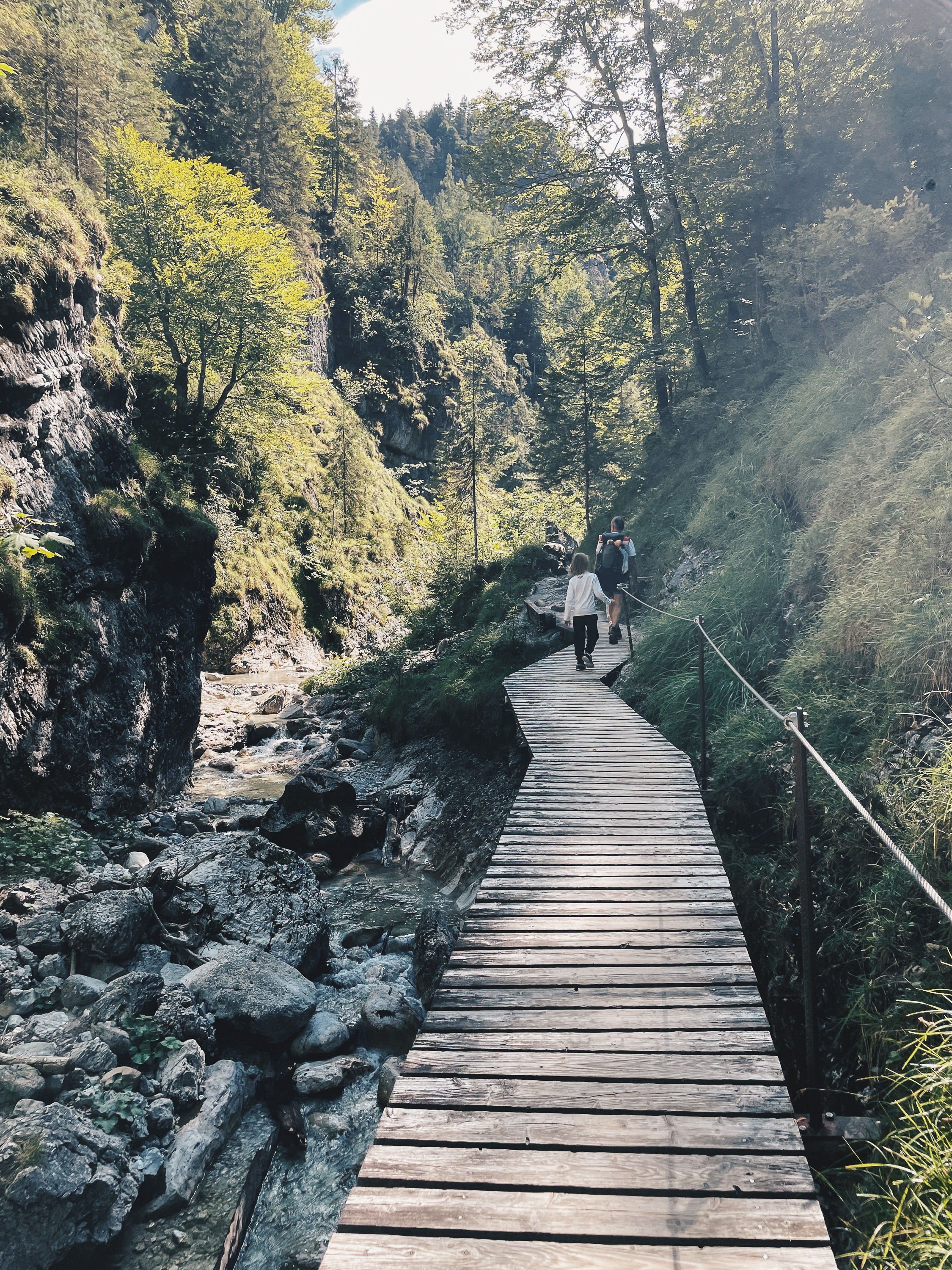 Holzbrücke und Wanderweg durch die Grießbachklamm