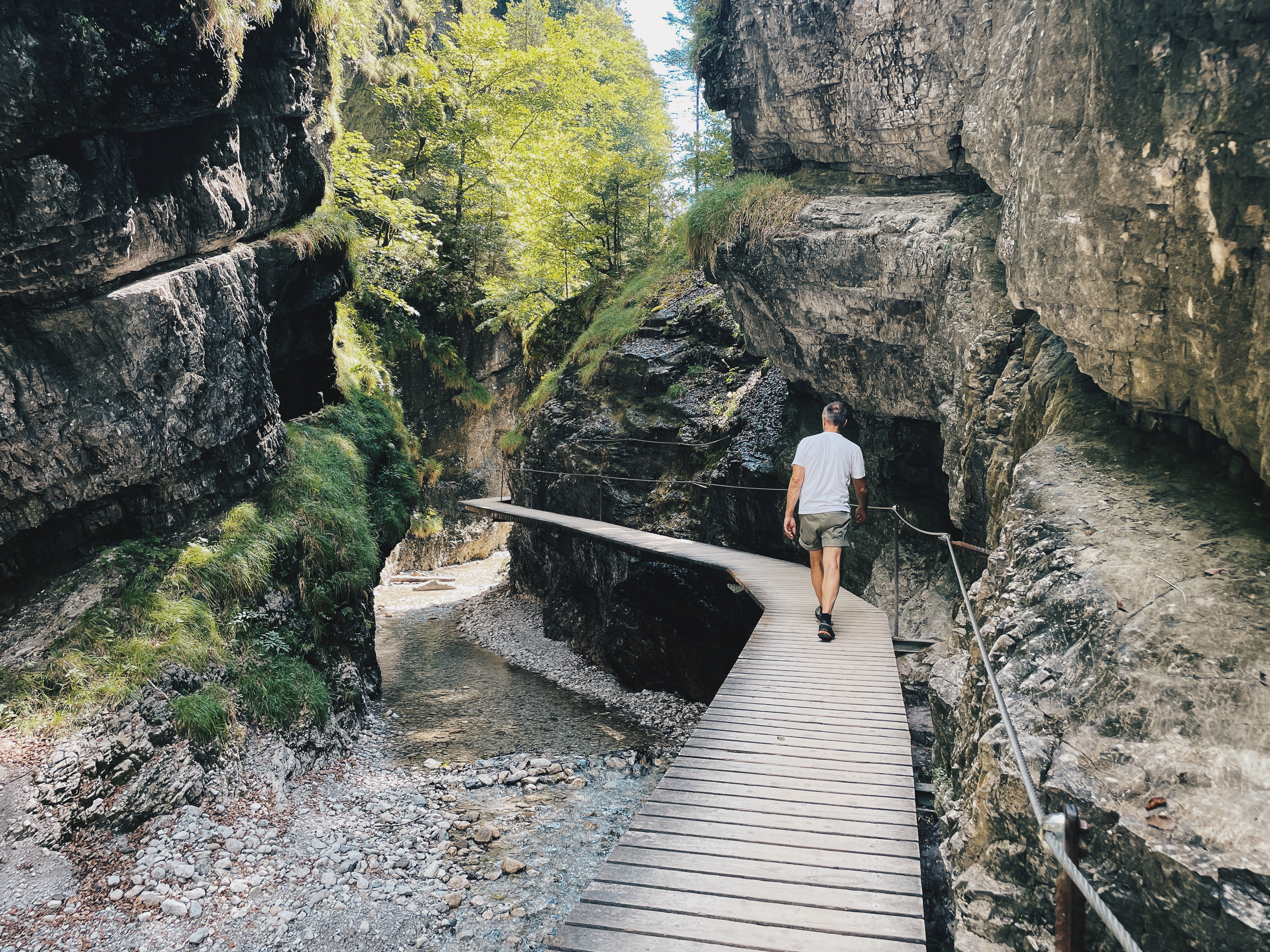 Holzsteg durch die felsige Schlucht der Grießbachklamm