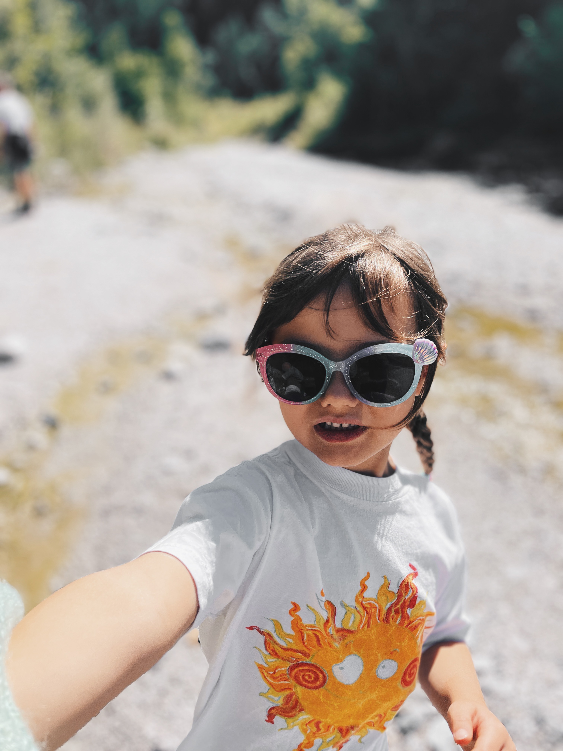 Kind mit Sonnenbrille bei der Wanderung durch die Grießbachklamm