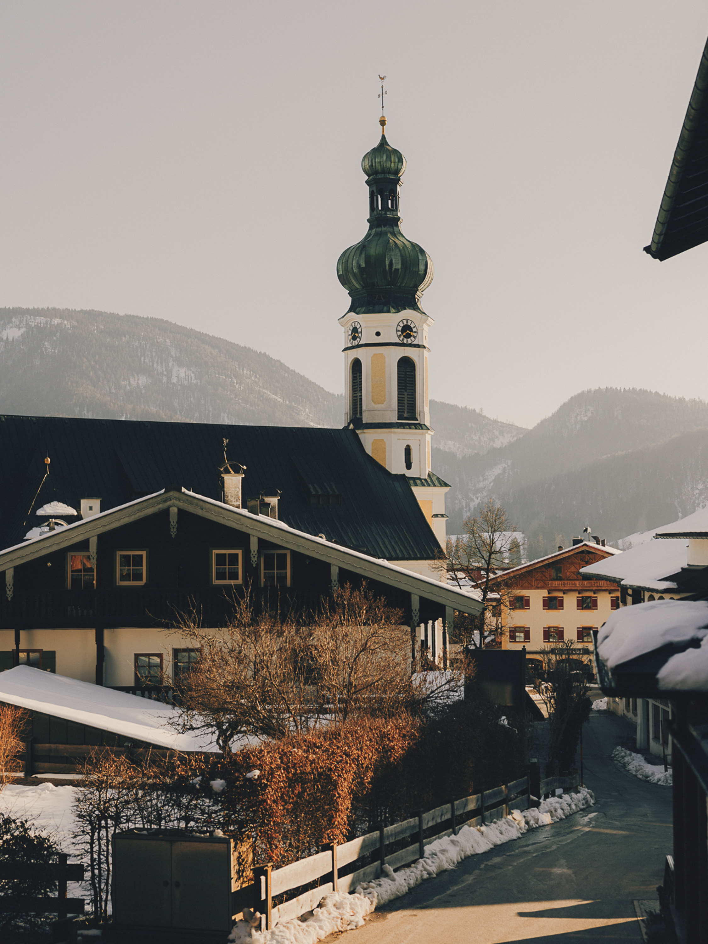 Kirche im Ortszentrum von Reit im Winkl