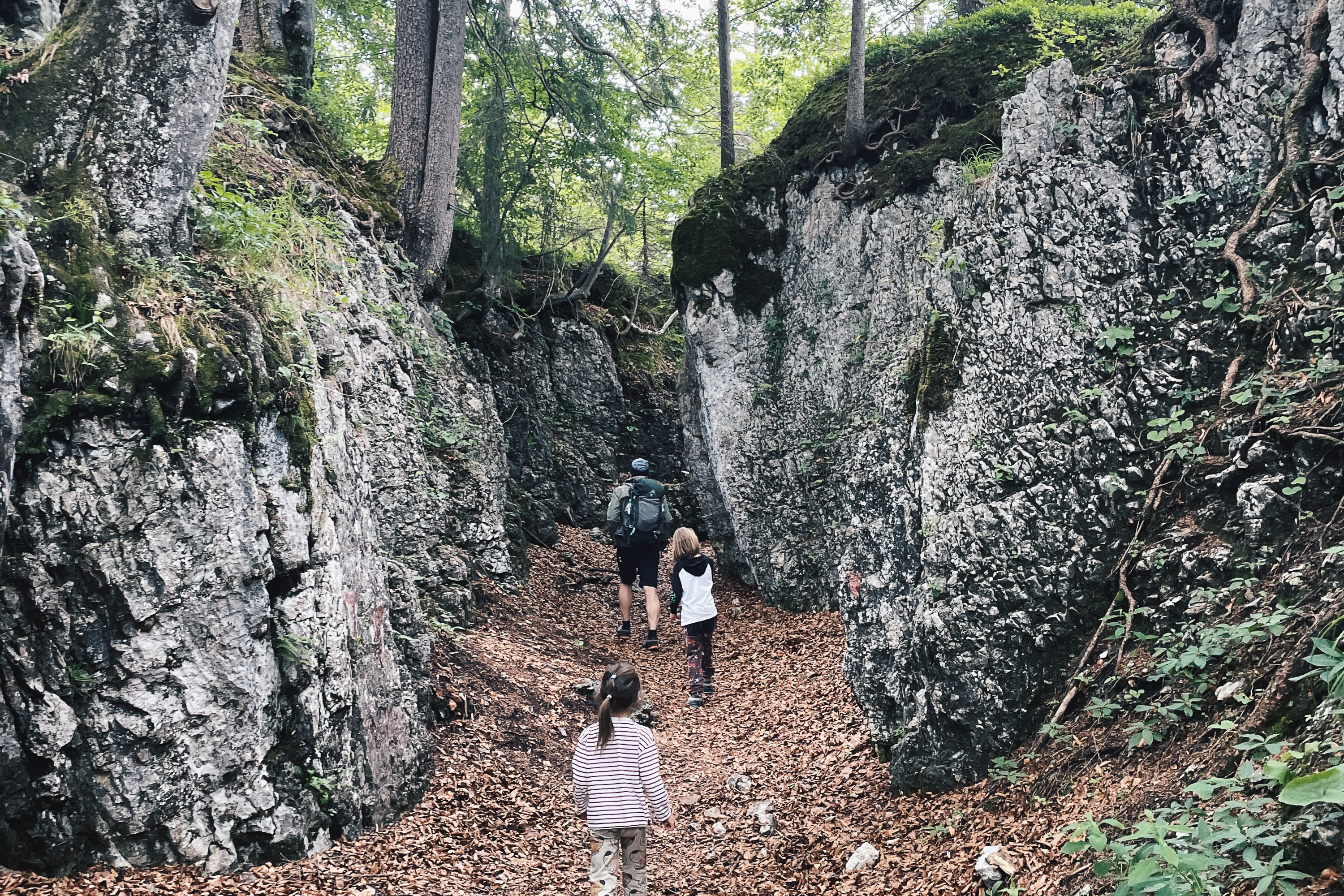 Familie unterwegs in der Felsschlucht der Teufelsgasse