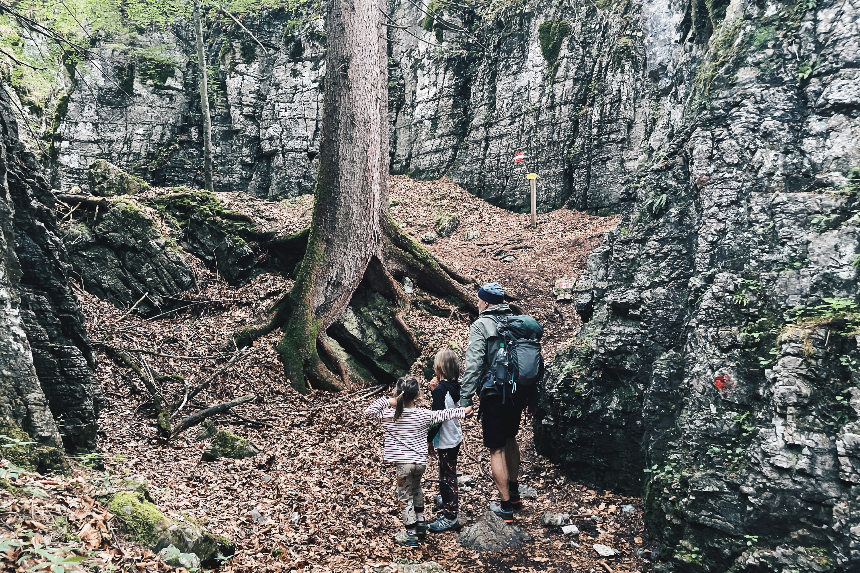 Wanderer im engen Felsenlabyrinth der Teufelsgasse