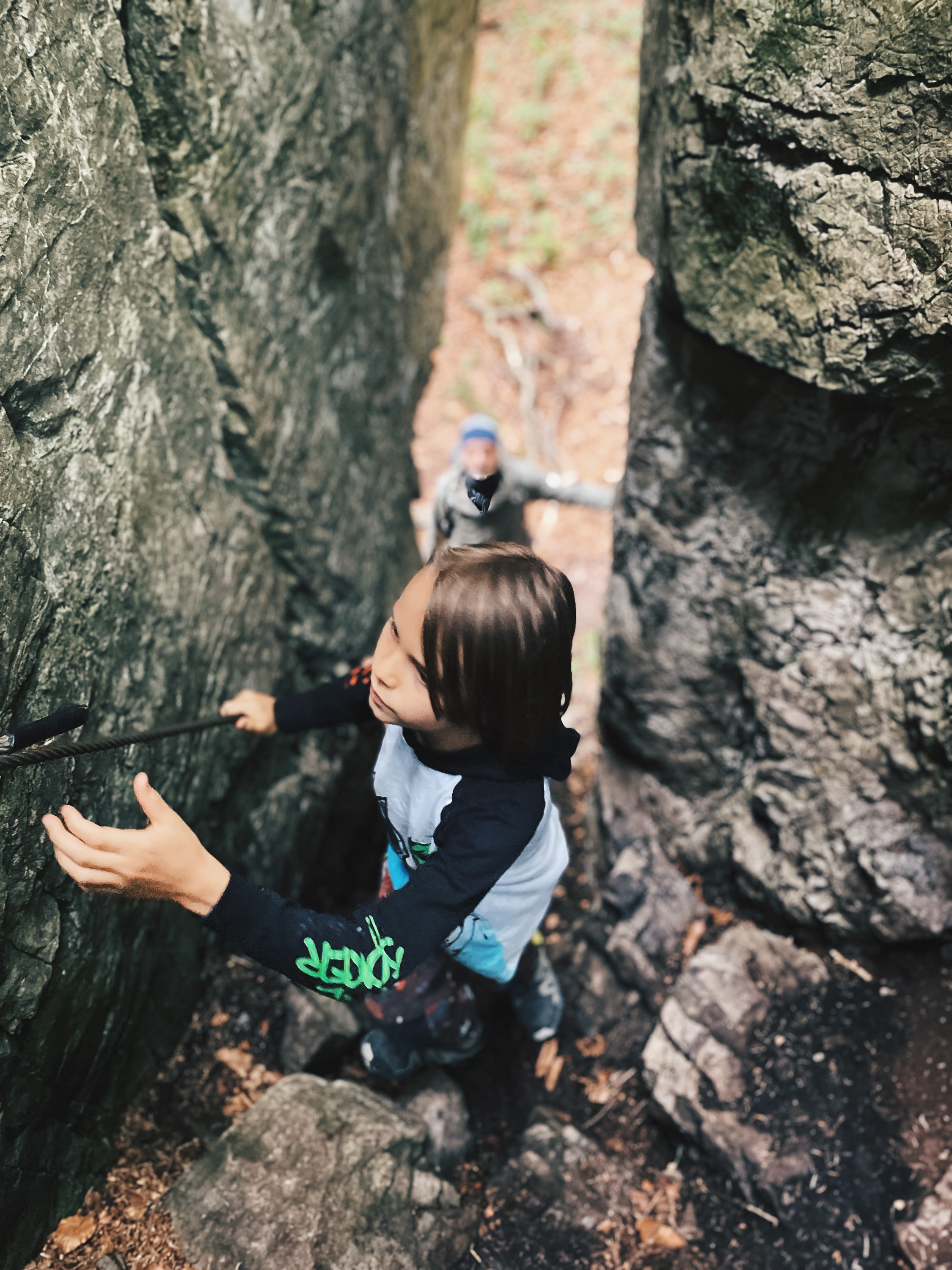 Kind beim Klettern zwischen den Felsen der Teufelsgasse