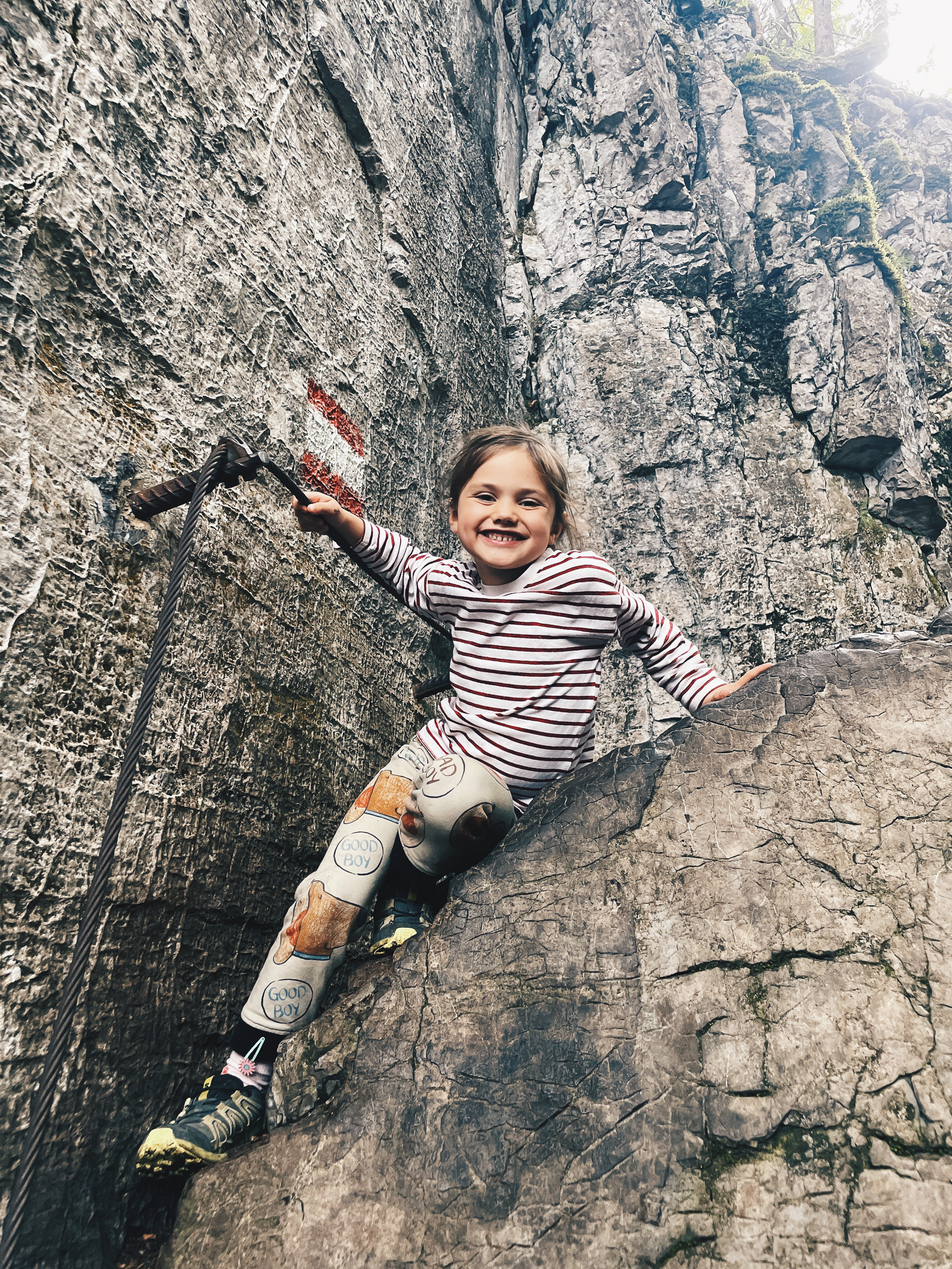 Kind beim Klettern an den Felsen der Teufelsgasse