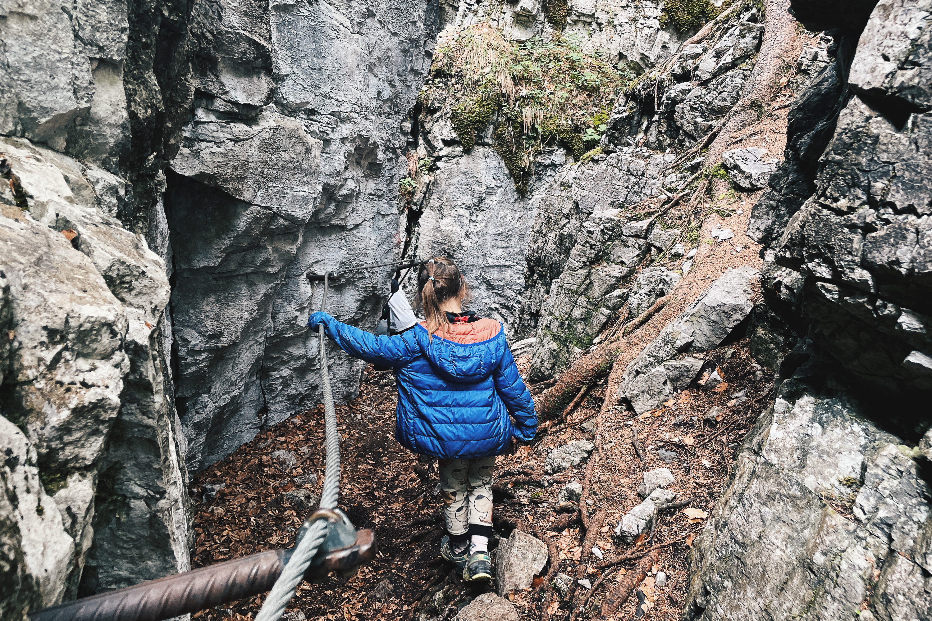 Kind beim Klettern durch die Felsen der Teufelsgasse