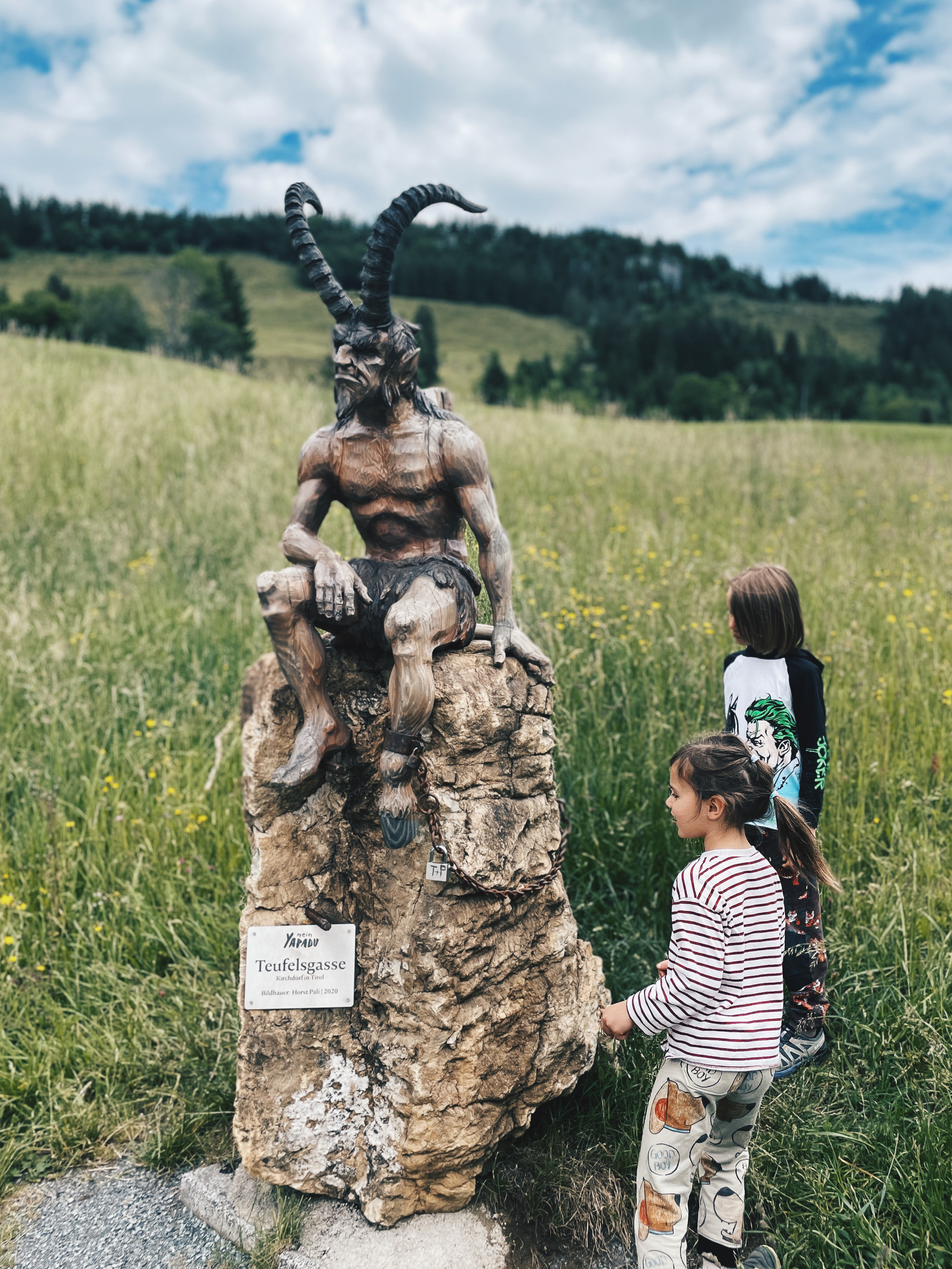 Teufelsfigur am Wanderweg zur Teufelsgasse in Tirol
