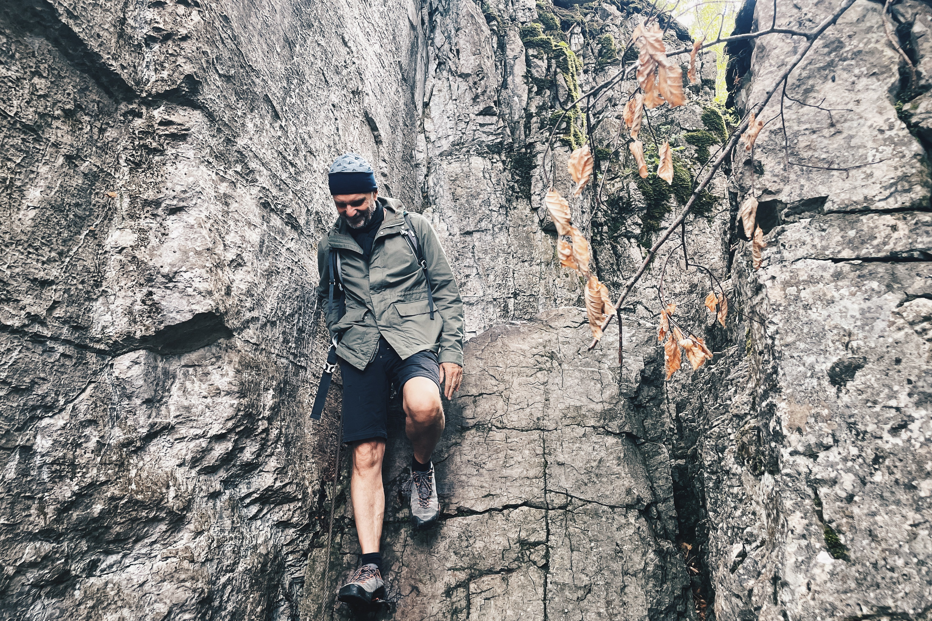Wanderer zwischen den Felswänden der Teufelsgasse